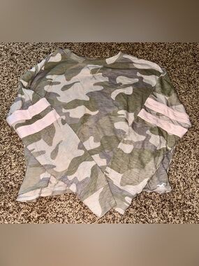 Women’s hollister camo cropped shirt